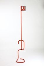 Stojalo za gasilnik z tablico